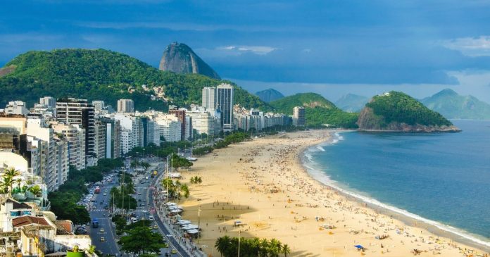 Prominent Latin American tour group supports protest against British traffic light system

