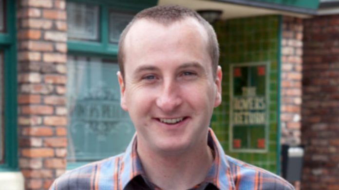 Coronation Street's Andy Whyment is all smiles with rarely-seen family as he drinks a beer by the pool on holiday
